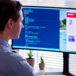 Czy będąc programistą na B2B warto być vatowcem?